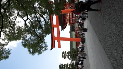 Touristen,-Die-Am-Zweiten-Torii-Tor-Vorbei-In-Richtung-Turmtor-Eingang-Zum-Fushimi-Inari-Taisha-In-Kyoto-Gehen