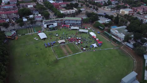Coma-Y-Beba-Un-Festival-De-Música-Y-Comida-Por-Drone-En-El-Queens-Sports-Club-En-Bulawayo,-Zimbabwe.