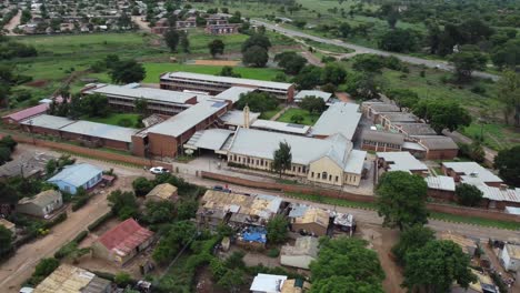 Drohnenvideo-Eines-Campus-Einer-Katholischen-Missionsschule-In-Einem-Vorort-Mit-Hoher-Bevölkerungsdichte-In-Bulawayo,-Simbabwe