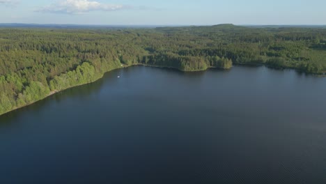 Vista-Aérea-Del-Lago-Illeråsasjön-Rodeado-De-Bosque-En-Suecia