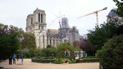 Vista-Panorámica-De-La-Plaza-René-Viviani-Con-La-Catedral-De-Notre-dame-De-París-Al-Fondo,-Reconstrucción-Con-Maquinaria-Pesada,-Francia