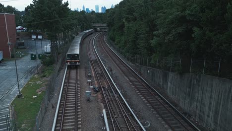 Atlanta-Zug-Kommt-Am-Bahnhof-An,-Marta-Rail-Rapid-Transit-Line,-Georgia,-USA