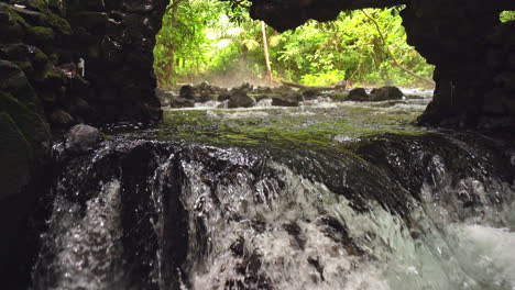 Naturpool-Mit-Heißen-Quellen-Im-Naturpark-El-Choyin-In-Costa-Rica,-Mittelamerika,-Zeitlupe