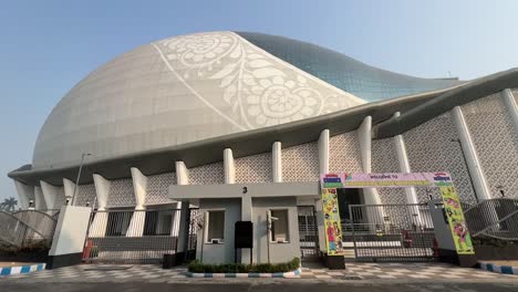 Ultra-wide-shot-of-Dhono-Dhanyo-auditorium-at-Alipore-in-Kolkata,-India