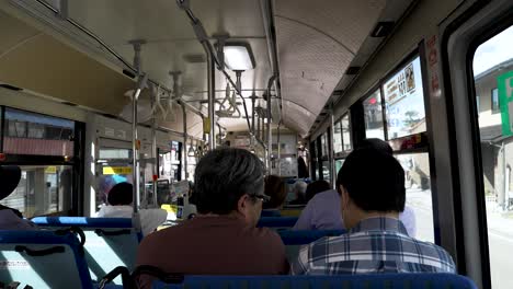 Una-Toma-En-Cámara-Lenta-De-Hombres-Sentados-Dentro-De-Un-Autobús-En-Kanazawa.
