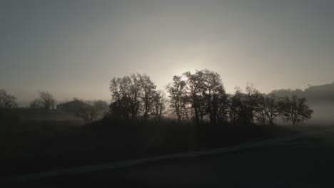 Ländliche-Landschaft-Mit-Nebel-Und-Nebel,-Drohneneinschub-Aus-Der-Luft---Vic,-Barcelona,-Katalonien