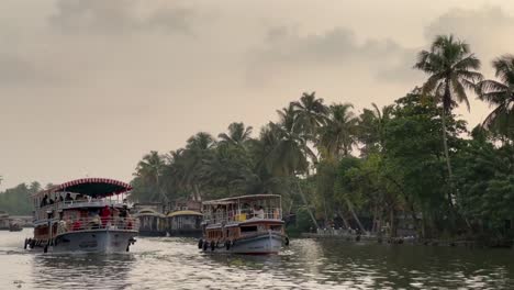Toma-Pov-Muchos-Barcos-Transportan-Turistas-En-Medio-Del-Agua-Hermosa-Toma-De-Kerala
