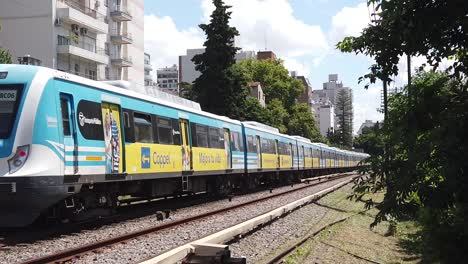 Der-öffentliche-Zug-Der-Sarmiento-Linie-Fährt-In-Zeitlupe-In-Die-Stadtlandschaft