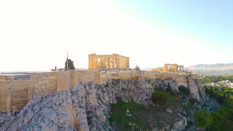 Gente-Que-Visita-El-Famoso-Partenón-En-Un-Día-Soleado-En-Atenas,-Grecia