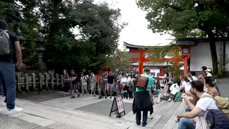 Tourists-at-the-Shinto-Shrine-of-Fushimi-Inari-Taisha,-Kyoto,-Japan