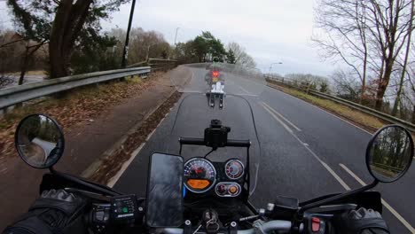 Siguiendo-Una-Motocicleta-En-Un-Puente-Sobre-La-Autopista