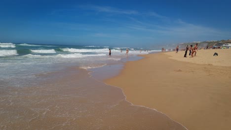 Beliebter-Sandstrand-Namens-Praia-Grande-De-Porto-Covo-In-Sines,-Vicentina-Route,-Portugal