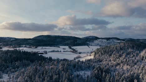 Escena-Invernal-Sobre-Montañas-Rurales-Y-Tierras-De-Cultivo-Cerca-De-Indre-Fosen,-Condado-De-Trondelag,-Noruega