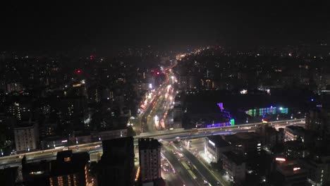 Rajkot-Luftdrohnenansicht,-Viele-Fahrzeuge,-Lastwagen,-Fahrräder,-Die-über-Die-Brücke-Fahren