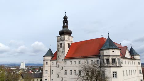 Schloss-Hartheim-In-Alkoven,-Oberösterreich-–-Luftrückzug