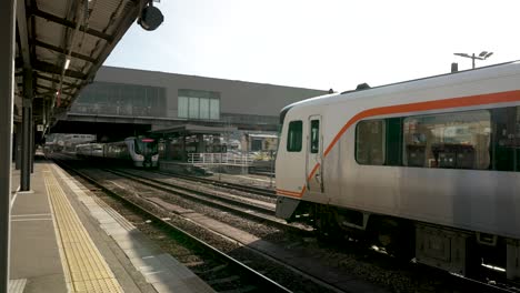 Vista-Del-Par-De-Trenes-Híbridos-Diésel-Eléctricos-De-La-Serie-Hc85-En-La-Estación-De-Ferrocarril-De-Takayama-Junto-A-La-Plataforma