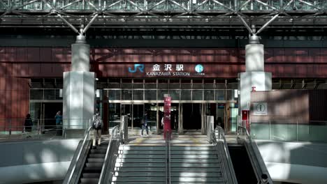 Personas-Que-Ingresan-A-La-Estación-De-Kanazawa,-Japón,-Desde-Las-Escaleras-Mecánicas-Y-Las-Escaleras.