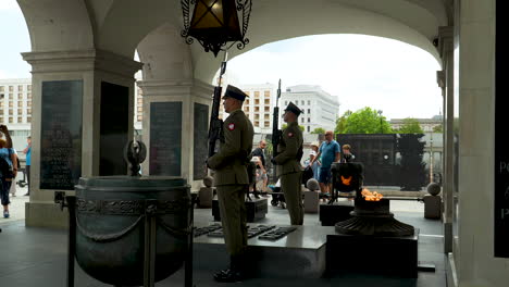 Guard-booth-with-eternal-flame-and-walking-pedestrians---Tomb-of-the-Unknown-Soldier
