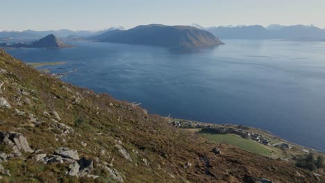 Luftaufnahme-Einer-Wandergruppe-Auf-Einem-Felsigen-Pfad-Mit-Herrlichem-Blick-Auf-Den-Fjord-Und-Die-Berge-An-Einem-Nebligen-Tag-In-Norwegen