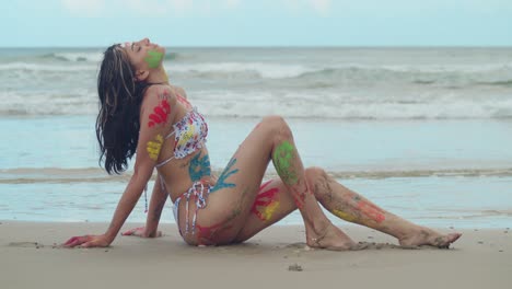 On-a-sunlit-day-in-the-Caribbean,-a-bikini-clad-young-girl-with-artistic-body-paint-became-a-captivating-sight-on-the-beach