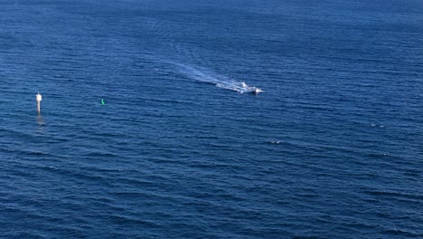 Fischerboot-Fährt-über-Tiefblaues-Meerwasser,-Vorbei-An-Bojen