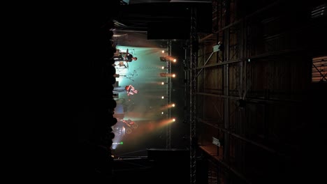 Vertikale,-Handgehaltene-Weitwinkelaufnahme-Von-Samuel-Holden-Jaffe,-Der-Gitarre-Spielt-Und-Singt,-Bei-Einem-Live-Konzert-Als-The-Del-Water-Gap-Mit-Orangefarbener-Und-Grüner-Bühnenbeleuchtung-Im-Komplex-In-Salt-Lake-City,-Utah