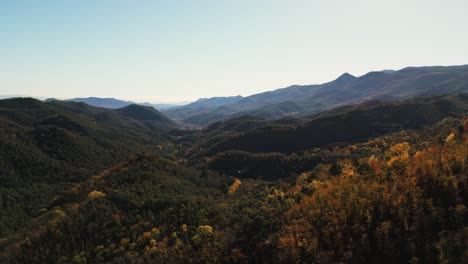 Wunderschöne-Berglandschaft-Mit-Mit-Goldenem-Wald-Bedeckten-Berggipfeln,-Drohnenaufnahme-Einschieben