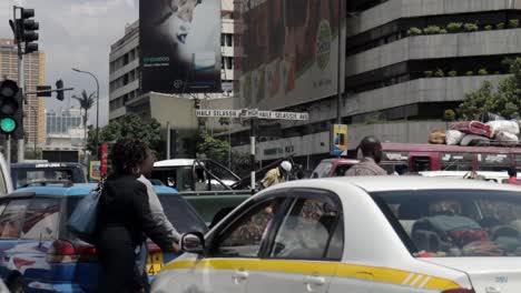 In-Nairobi-Hielten-Autos-Im-Verkehr-An.-Kenia