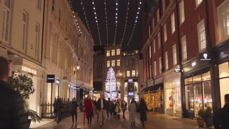 Touristen,-Die-Während-Der-Neujahrssaison-Nachts-Eine-Einkaufsstraße-In-London-Entlang-Spazieren