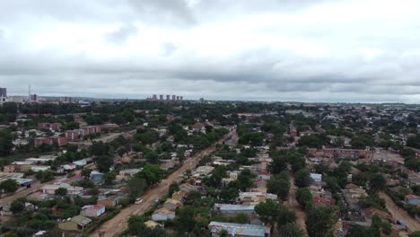 Video-De-Drones-De-Un-Suburbio-De-Alta-Densidad-En-Bulawayo,-Zimbabwe