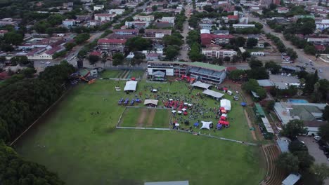 Knabbern-Und-Nippen-Sie-An-Einem-Food--Und-Musikfestival-Per-Drohne-Im-Queens-Sports-Club-In-Bulawayo,-Simbabwe