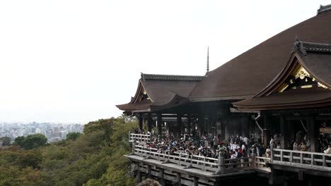 Many-people-visiting-the-Kiyomizu-dera-temple-in-Kyoto