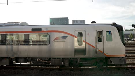 Tren-Híbrido-Diésel-Eléctrico-Serie-Hc85-Estacionado-En-La-Estación-De-Takayama