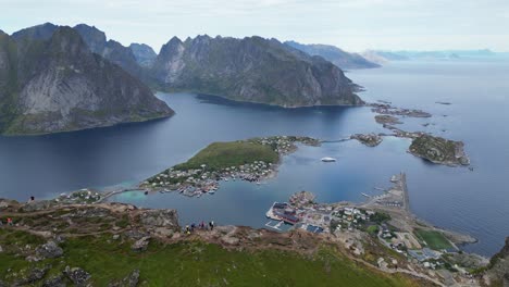 Menschen-Am-Aussichtspunkt-Reinebringen-Wanderung-In-Reine,-Lofoten-Archipel,-Norwegen---Luftaufnahme-4k