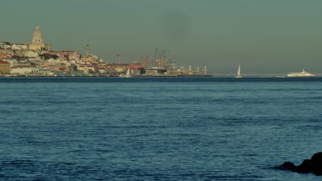 Ein-Segelboot-Im-Fluss-Tejo-Und-In-Lissabon