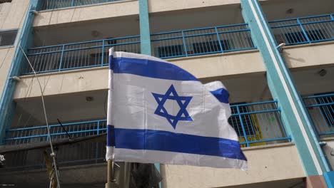 Eine-Israelische-Blau-weiße-Davidstern-Flagge,-Die-Auf-Einem-Humvee-In-Gaza-Montiert-Ist