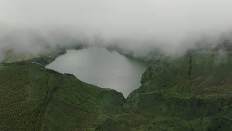 Luftaufnahme-Des-Funda-Sees-Mit-Niedrigen-Wolken-Auf-Der-Insel-Flores,-Azoren---Drohnenaufnahme