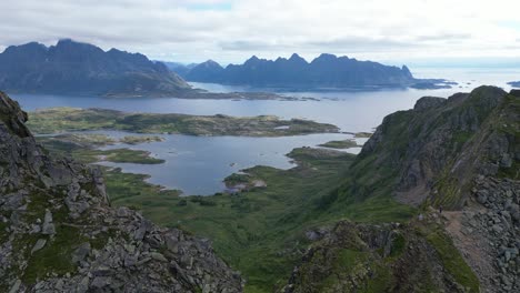 Aussichtspunkt-Und-Wanderweg-Djevelporten-In-Svolvaer,-Lofoten,-Norwegen---Luftaufnahme-4k-Rückwärts
