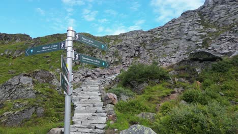 Djevelporten-Hike-Signpost-to-Viewpoint-at-Floya-Mountain-in-Svolvaer,-Lofoten-Islands,-Norway---Pan