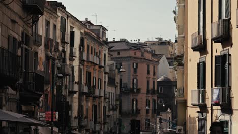 Línea-De-Edificios-Históricos-De-La-Calle-Nápoles.
