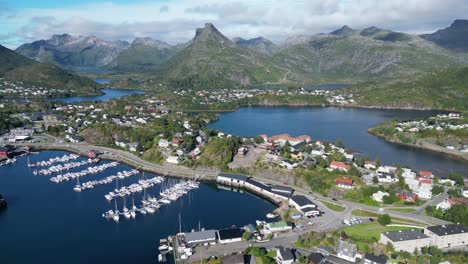 Hafen-Und-Dorf-Svolvaer-Auf-Den-Lofoten,-Norwegen---4K-Luftaufnahme