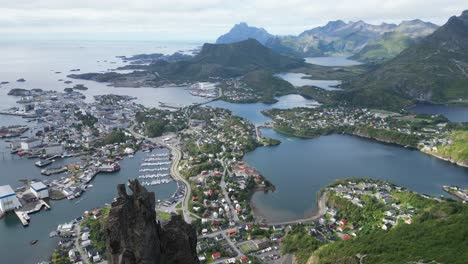 Mirador-De-Escalada-En-Roca-De-Svolvaer-En-Las-Islas-Lofoten,-Noruega---Antena-4k