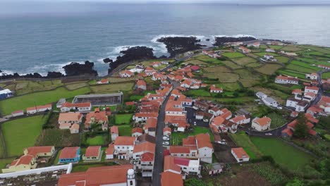 Luftaufnahme-Des-Dorfes-Fajã-Grande-Nahe-Der-Küste-Auf-Flores,-Azoren