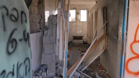 Blick-Durch-Ein-Bombardiertes-Gebäude-Mit-Graffiti,-Das-Die-Restlichen-Wände-In-Gaza-Bedeckt