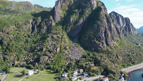 Montaña-Floya-En-Svolvaer,-Islas-Lofoten,-Noruega---Antena-4k-Inclinada-Hacia-Arriba