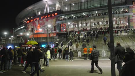 Emirates-Stadion-Bei-Nacht,-Architektonischer-Veranstaltungsort,-Der-Von-Lebendigen-Lichtern-Beleuchtet-Wird