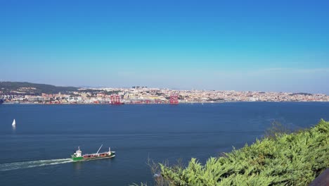 Historische-Hauptstadt-Portugals,-Lissabon-Stadtbild-über-Dem-Fluss-Tejo-Von-Almada-Bei-Tag