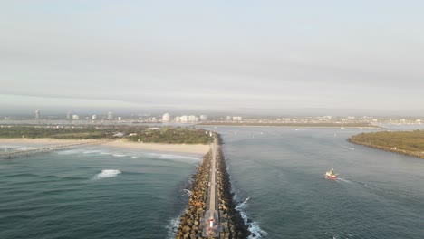 Moderne-Küstenpromenade,-Die-Sich-Bis-Zum-Meer-Erstreckt-Und-über-Einen-Gemeinsamen-Rad--Und-Fußgängerweg-Verfügt