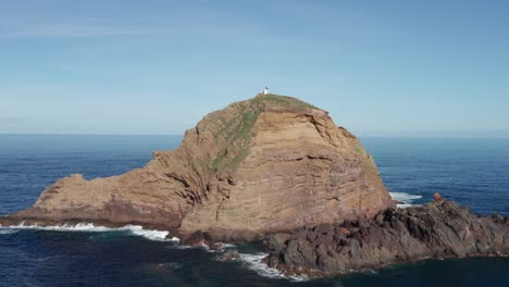Epischer-Felsen-Im-Ozean-Mit-Kleinem-Leuchtturm-An-Der-Spitze-An-Sonnigen-Tagen-Mit-Weitem-Ozean-Im-Hintergrund-In-Der-Küstenstadt-Porto-Moniz,-Madeira,-Portugal