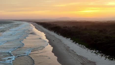 Der-Sonnenuntergang-Wirft-Einen-Warmen-Schein-über-Einen-Einsamen-Strand,-Die-Küste-Wird-Vom-Letzten-Licht-Des-Tages-Geschmückt